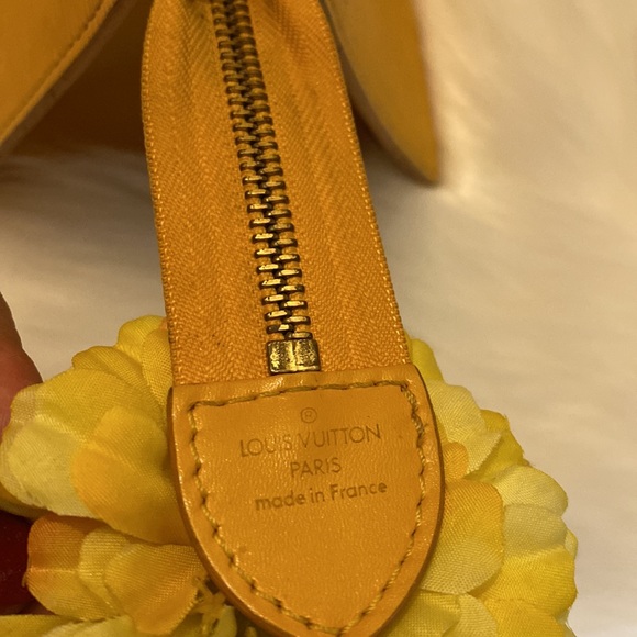 🌸👜Authentic Louis Vuitton Epi Sac Triangle - Picture 11 of 16